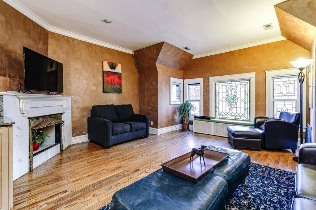 Historic And Unique Brownstone In Gold Coast - Downtown - 3 Apartment Chicago Bagian luar foto