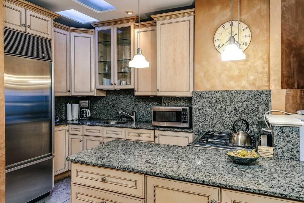 Historic And Unique Brownstone In Gold Coast - Downtown - 3 Apartment Chicago Bagian luar foto