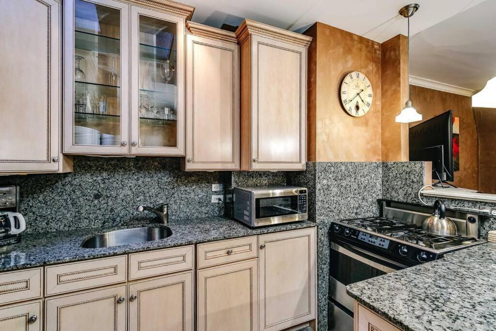 Historic And Unique Brownstone In Gold Coast - Downtown - 3 Apartment Chicago Bagian luar foto