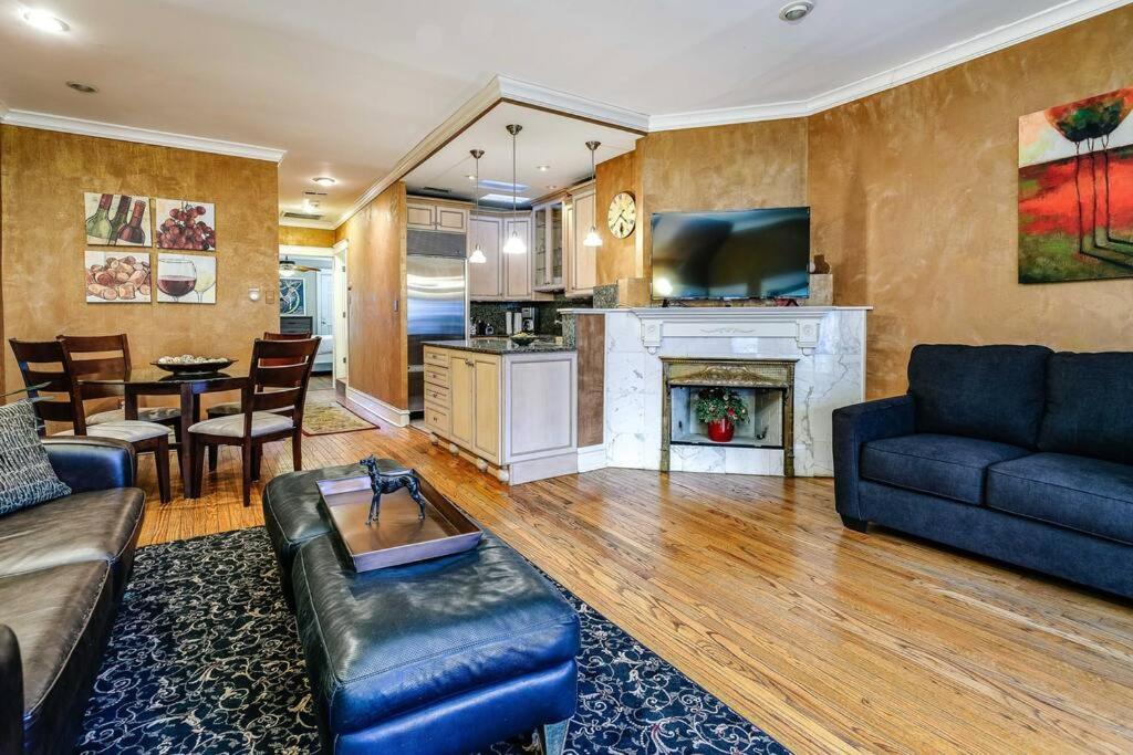 Historic And Unique Brownstone In Gold Coast - Downtown - 3 Apartment Chicago Bagian luar foto