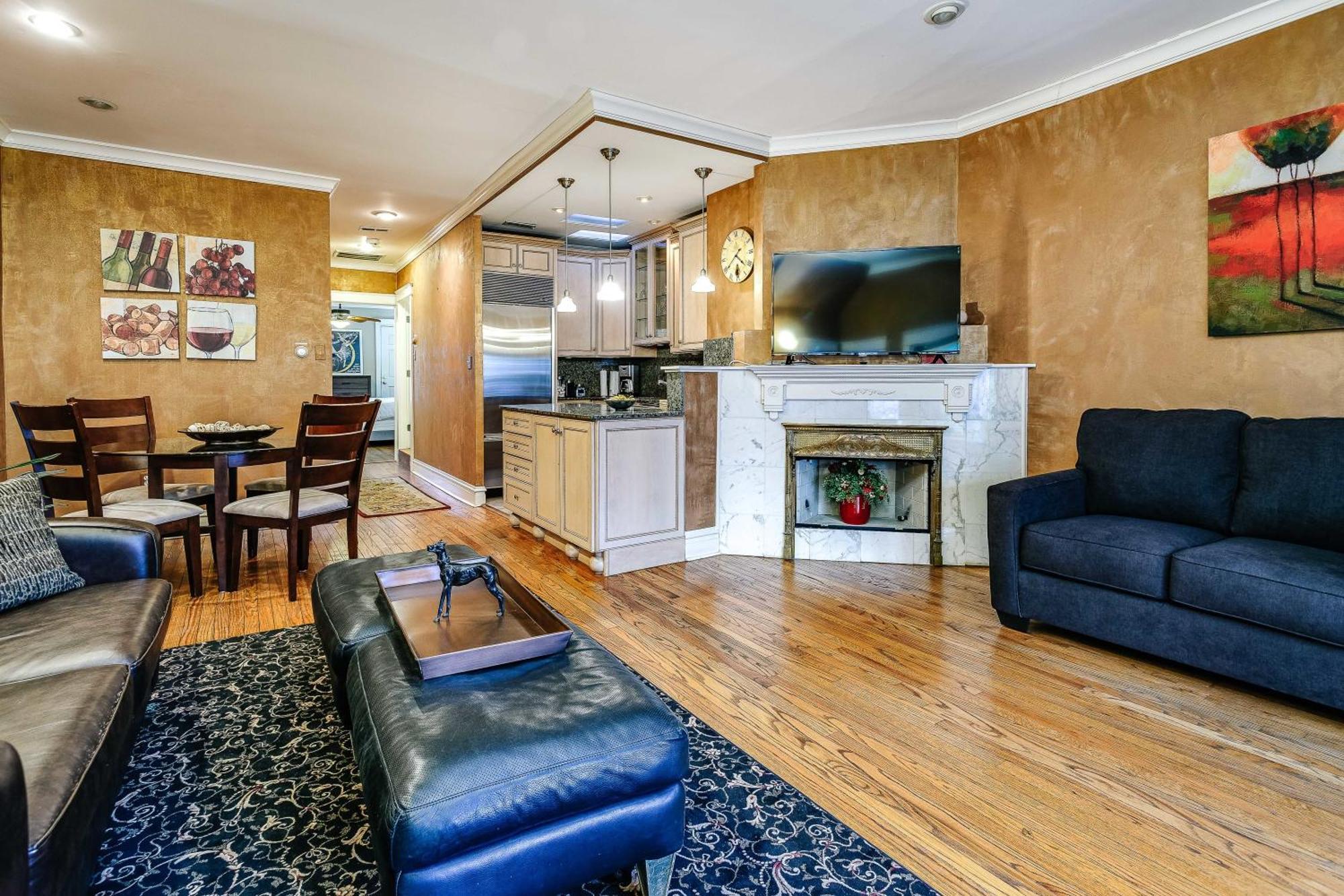 Historic And Unique Brownstone In Gold Coast - Downtown - 3 Apartment Chicago Bagian luar foto